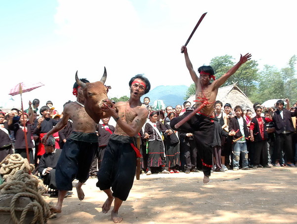 云南佤族狂歡“摸你黑”(組圖)