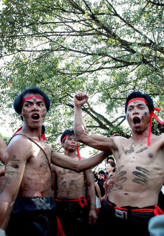 云南佤族狂歡“摸你黑”(組圖)