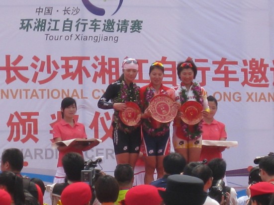 千名騎士競(jìng)逐湘江“車(chē)王”(圖)