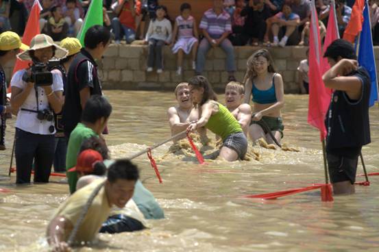 中外雙胞歡聚云南墨江 雙胞胎節(jié)再掀高潮(組圖)