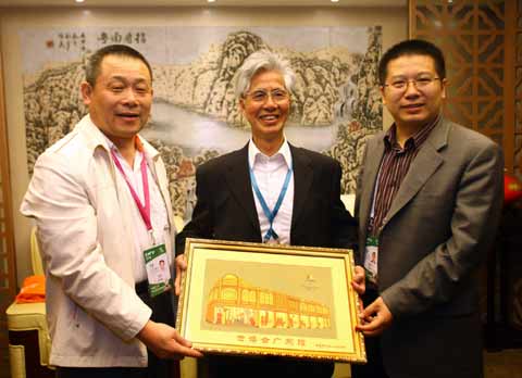 世博中國館總設(shè)計師攜全家參觀世博園(組圖)