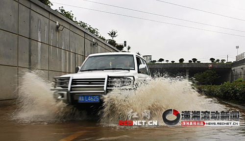 湖南一天發(fā)布17個暴雨預(yù)警 或有地質(zhì)災(zāi)害(組圖)