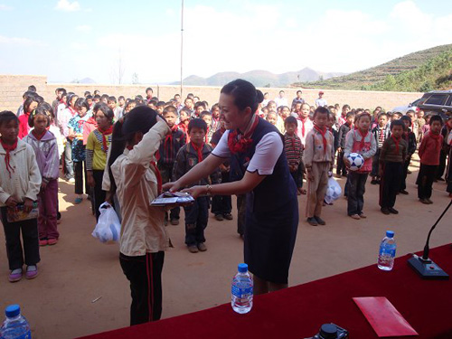 東航云南分公司送體育用品、送水到災(zāi)區(qū)小學(xué)