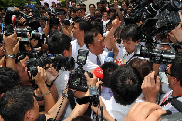 郭臺銘赴富士康遭圍堵 就跳樓事件鞠躬致歉(圖)
