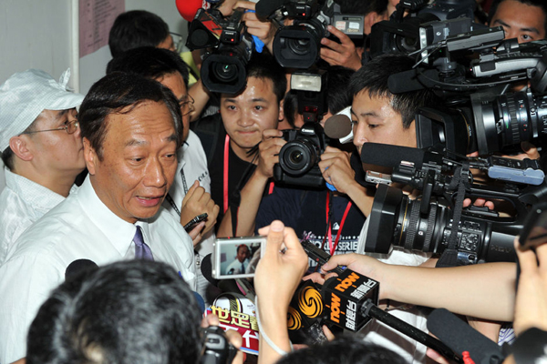 郭臺銘赴富士康遭圍堵 就跳樓事件鞠躬致歉(圖)