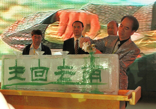 中國(guó)(昆明)國(guó)際翡翠玉石珠寶交易會(huì)開幕