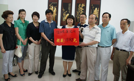 信陽民企為重病女孩捐款 彰顯民企社會(huì)良知