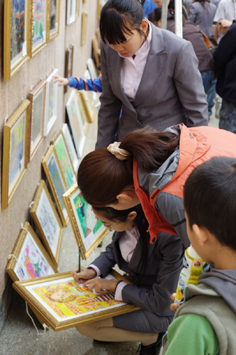 海貝中英文學(xué)校攜手東航云南公司義賣捐希望小學(xué)