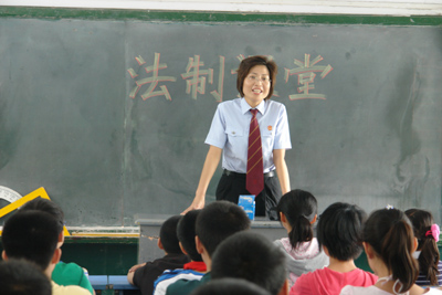 鄭州上街區(qū)法院一庭長(zhǎng)護(hù)送學(xué)生放學(xué)獲贊譽(yù)