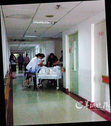 鄢頗被砍過程僅10秒 警方追捕3名在逃嫌犯(圖)