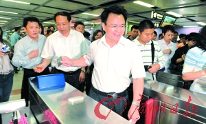 廣州市長(zhǎng)“站”地鐵上班：比平時(shí)坐車節(jié)約10分鐘