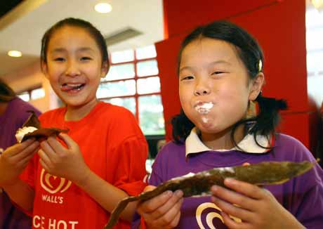 外來務(wù)工子女動手學(xué)做冰激凌