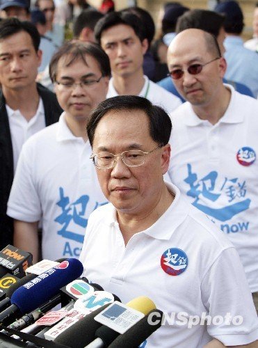 曾蔭權宣布港府接納民主黨