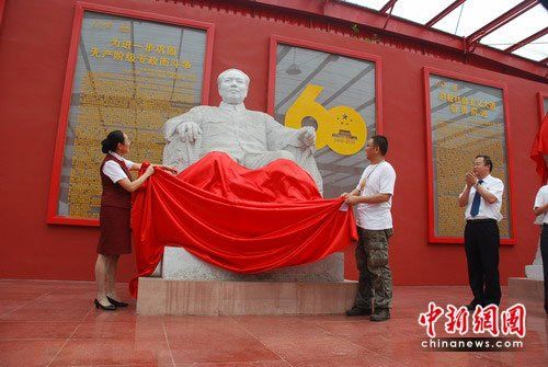 四川建領(lǐng)袖廣場展示中共4代領(lǐng)導(dǎo)人雕塑(組圖)