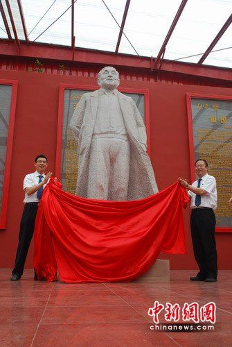 四川建領(lǐng)袖廣場展示中共4代領(lǐng)導(dǎo)人雕塑(組圖)