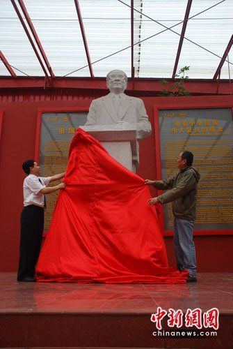 四川建領(lǐng)袖廣場展示中共4代領(lǐng)導(dǎo)人雕塑(組圖)