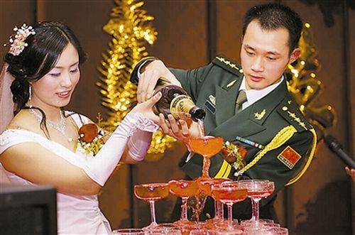 解放軍新條令禁網(wǎng)上征婚 嚴(yán)禁建網(wǎng)站開博客(圖)