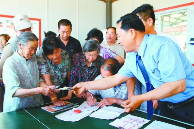 架起黨群“連心橋”——記內(nèi)蒙古檢察官?gòu)堈聦?/></p>

<p>    張章寶（右一）成功化解薩拉齊鎮(zhèn)西老藏營(yíng)村征地補(bǔ)償糾紛，退還村民54萬(wàn)元征地補(bǔ)償款。圖為退還村民補(bǔ)償款現(xiàn)場(chǎng)。</p>

<p>    本報(bào)記者 賀 勇攝</p>

<p>    29年的檢察生涯，15年的控告申訴檢察經(jīng)歷，他走遍全旗298個(gè)村，接待來(lái)訪群眾4300余人次，辦理信訪案件460多件，解決集體訪、告急訪260多件，其中涉及“三農(nóng)”的來(lái)信來(lái)訪案件占80%以上，件件案結(jié)事了，無(wú)一重復(fù)上訪、越級(jí)上訪。</p>

<p>    他就是今年57歲的內(nèi)蒙古自治區(qū)土默特右旗人民檢察院控告申訴檢察科科長(zhǎng)張章寶。</p>

<p>    “你給群眾把問(wèn)題解決了，他才能誠(chéng)心信任、支持、擁護(hù)黨和政府”</p>

<p>    土默特右旗大約35萬(wàn)人口，農(nóng)村人口就占了30萬(wàn)。旗志記載，此地自古以來(lái)“民風(fēng)剽悍，擅訴訟”。近年來(lái)，上訪案件呈逐年上升趨勢(shì)，僅老張擔(dān)任科長(zhǎng)的旗檢察院控申科每年處理的上訪案件就有70多起，其中80%的集體上訪案件來(lái)源于農(nóng)村。張章寶常說(shuō)，農(nóng)民利益無(wú)小事。人誤地一時(shí)，地誤人一年。農(nóng)民因?yàn)樯显L把地荒了，拖荒的是莊稼，遭殃的是百姓，損害的是黨和政府的形象。</p>

<p>    只要上訪農(nóng)民來(lái)到檢察院，不管是不是自己職責(zé)范圍的案子，張章寶從來(lái)沒(méi)有一推了之。他說(shuō)：“只要群眾進(jìn)了檢察院的門，我們就不能往外推，你把他推出去，讓他們到處上訪，既耽誤生產(chǎn)又影響社會(huì)安定；你誠(chéng)心給他把問(wèn)題解決了，讓他滿意了，他才能誠(chéng)心信任、支持、擁護(hù)黨和政府?！?/p>

<p>    “這不是簡(jiǎn)單的經(jīng)濟(jì)問(wèn)題，而是關(guān)系黨和政府民生關(guān)懷的政治問(wèn)題，我們?nèi)f萬(wàn)不能馬虎”</p>

<p>    忠誠(chéng)履行職責(zé)，服務(wù)聯(lián)系民生，保障農(nóng)村的和諧穩(wěn)定，使張章寶發(fā)揮了充當(dāng)黨和群眾“連心橋”的作用。</p>

<p>    2009年10月，下白青堯村村民因低保金被村干部克扣，20人集體到旗檢察院上訪，要求村干部公開(kāi)退還低保金。面對(duì)情緒激動(dòng)的村民，張章寶同志耐心細(xì)致地聽(tīng)取了村民反映的問(wèn)題，與同事一道多次來(lái)到該村實(shí)地了解情況。村民李光明說(shuō)：“他們（村干部）拿著我們的存折領(lǐng)低保金，從中截留，給了不該享受低保金的自家親戚。”</p>

<p>    為了查清真相，張章寶一邊從民政局、鄉(xiāng)鎮(zhèn)調(diào)取近兩年的低保金分配花名冊(cè)，一邊往返于幾個(gè)鄉(xiāng)鎮(zhèn)信用社調(diào)閱取款憑證。經(jīng)過(guò)多次走訪群眾、反復(fù)核實(shí)數(shù)據(jù)，最終理清了在農(nóng)村低保金發(fā)放中村干部截留、克扣、私分的問(wèn)題。隨后，張章寶和同事趕到下白青堯村，當(dāng)面給村民補(bǔ)發(fā)了被侵吞的低保金。</p>

<p>    2009年12月，土右旗檢察院“檢察大篷車”在各鄉(xiāng)鎮(zhèn)巡訪下訪中，張章寶還妥善處理了雙龍鎮(zhèn)雙龍西村、大王岱營(yíng)村等個(gè)別村的村干部挪用、違規(guī)發(fā)放低保金，貪污低保金的行為。</p>

<p>    為了徹底解決這幾個(gè)村的問(wèn)題，張章寶最多時(shí)在一個(gè)村來(lái)回跑過(guò)9趟。有人認(rèn)為，違規(guī)的低保金數(shù)額不大，總共也就6000多元，不值得花費(fèi)這么大的精力。張章寶說(shuō)：“我認(rèn)為，這幾個(gè)案子涉及眾多群眾切身利益、上百口老弱病殘生存底線的問(wèn)題，這不是簡(jiǎn)單的經(jīng)濟(jì)問(wèn)題，而是關(guān)系黨和政府的民生關(guān)懷能否落實(shí)到位的政治問(wèn)題，我們?nèi)f萬(wàn)不能馬虎?！?/p>

<p>    “以情感人、以理服人、以法育人，溫情執(zhí)法是每個(gè)執(zhí)法者應(yīng)當(dāng)具備的基本技能”</p>

<p>    “解決農(nóng)村問(wèn)題必須以情感人、以理服人、以法育人，不能簡(jiǎn)單粗暴，溫情執(zhí)法是每個(gè)執(zhí)法者應(yīng)當(dāng)具備的基本技能?！睆堈聦毘３?duì)科里的同事說(shuō)。</p>

<p>    不久前，包頭市引進(jìn)一個(gè)總投資300多億元的項(xiàng)目，需要在土默特右旗海子鄉(xiāng)山格架村征地，但有些村民不配合、不簽字。張章寶被緊急召來(lái)處理這個(gè)棘手問(wèn)題。張章寶進(jìn)村調(diào)查后發(fā)現(xiàn)，問(wèn)題出在前任村支書郭某身上。得知張章寶是誠(chéng)心誠(chéng)意解決問(wèn)題來(lái)的，郭某道出了不簽字的原因：一是對(duì)現(xiàn)任村干部多給自己丈量土地看不慣，二是對(duì)自己的老人剛?cè)ナ酪荒昃捅淮謇镞w了墳有意見(jiàn)。</p>

<p>    張章寶開(kāi)導(dǎo)他說(shuō)：“你現(xiàn)在雖然不是干部，但還是個(gè)老黨員，這么大的項(xiàng)目上馬后，村里可以跟著發(fā)展起來(lái)，全村父老鄉(xiāng)親都能致富，這不是好事嗎？”郭某被說(shuō)服了，痛痛快快把字簽了。他一帶頭，其他人跟著簽了字。</p>

<p>    不久前，記者到這個(gè)村子采訪時(shí)，當(dāng)事人郭某心悅誠(chéng)服地說(shuō)：“張科長(zhǎng)辦事公道！他要是擺出檢察官的架子，那我絕對(duì)不服?？扇思覜](méi)架子，很客氣，很體貼人，讓人心里暖呼呼的。但說(shuō)到簽字這個(gè)關(guān)鍵問(wèn)題，他卻毫不客氣，一句‘你是黨員’就把我給摁住了！我認(rèn)為他是相當(dāng)公道的?！?/p>

<p>來(lái)源：人民網(wǎng)-《人民日?qǐng)?bào)》   編輯：張春燕</p>
</div>
</div>
<!--/enpcontent-->
<br/>
 

<table width=