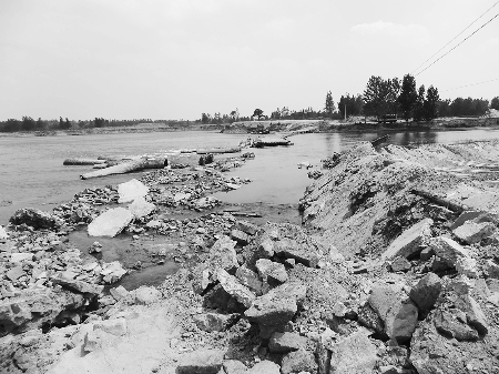 漫水橋?qū)页?#8220;奪命橋” 沙河里10余天已有4人身亡