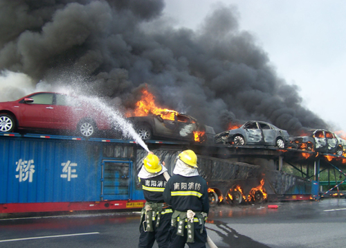 河南鎮(zhèn)平:大貨車(chē)突發(fā)大火 消防官兵全力撲救