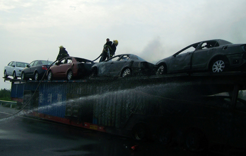 河南鎮(zhèn)平:大貨車(chē)突發(fā)大火 消防官兵全力撲救