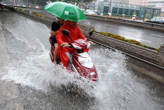 江蘇出現(xiàn)強降雨