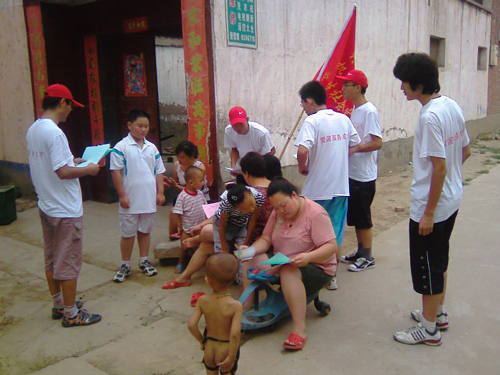 河南農(nóng)大學(xué)子在洛陽開展環(huán)保宣傳活動