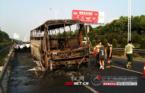 長(zhǎng)沙機(jī)場(chǎng)大巴疑似爆炸至少2人死亡(圖)