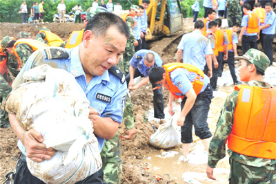 河南淅川縣：眾志成城抗洪災(zāi)(組圖)