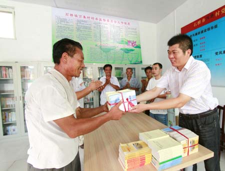 寧陵“扶弱培村”工作隊：送書助推新農(nóng)村建設(shè)