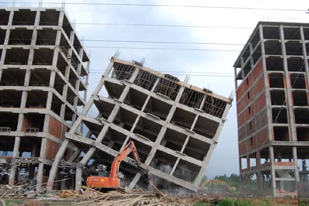 ?？谑袕?qiáng)制拆除邁仍村第二批違建36宗大樓灰飛煙滅