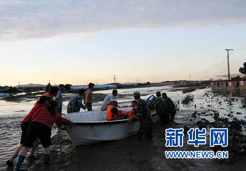 解放軍和武警部隊(duì)出動(dòng)兵力33萬人次全力抗洪