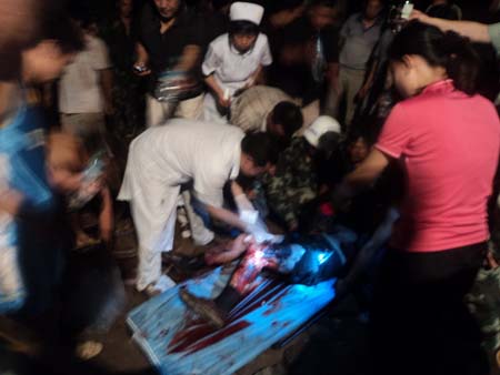 河南新縣消防官兵全力解救被壓司機