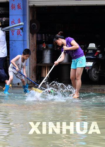 廣西部分地區(qū)遭暴雨襲擊 縣城部分街道出現(xiàn)內澇