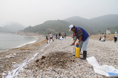 環(huán)保志愿者清污三山島(圖)