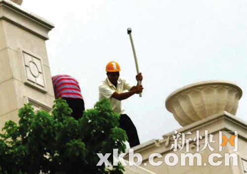 廣州“最牛違建”強(qiáng)拆續(xù)：廢墟阻礙最大鉤機(jī)入場