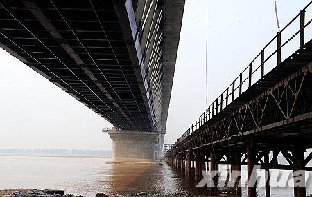 鄭州黃河公鐵兩用特大橋雄姿初現(xiàn)