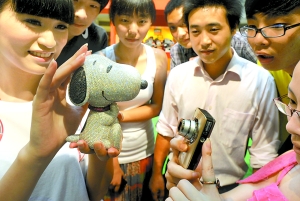 鑲?cè)f顆鉆石身價(jià)250萬(wàn) 最貴史努比現(xiàn)身解放碑