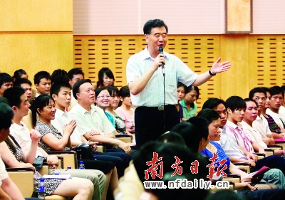 汪洋請外來民工看電影 分享經(jīng)歷：17歲掄過大錘