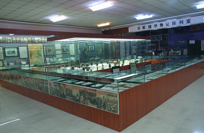 第四屆網(wǎng)絡(luò)媒體龍江行之參觀日軍侵華物證陳列室