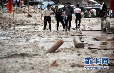 大雨致舟曲災(zāi)區(qū)再發(fā)泥石流 生命線兩舟公路再中斷