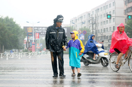 暴雨中的關(guān)愛