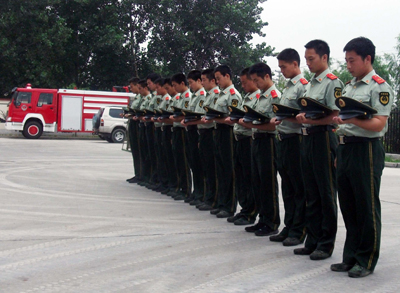 河南漯河新鄉(xiāng)兩地消防官兵為舟曲遇難同胞默哀