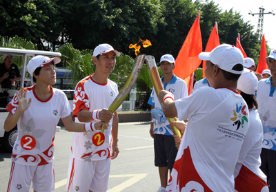 第五屆全國(guó)特奧運(yùn)動(dòng)會(huì)火炬?zhèn)鬟f首站開(kāi)跑(圖)