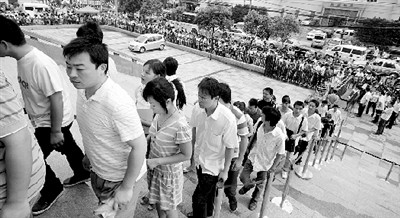 鄭州求職者排1公里隊(duì)?wèi)?yīng)聘富士康 答70道心理題