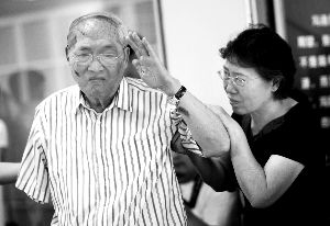 各地紀(jì)念抗戰(zhàn)勝利65周年 老兵憶往昔難掩激動