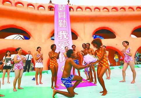 非洲小伙重慶求婚 游客為他加油