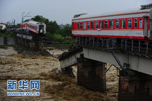 洪水沖垮寶成線一鐵路橋　無人員傷亡