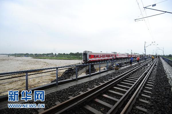 洪水沖垮寶成線(xiàn)一鐵路橋　無(wú)人員傷亡