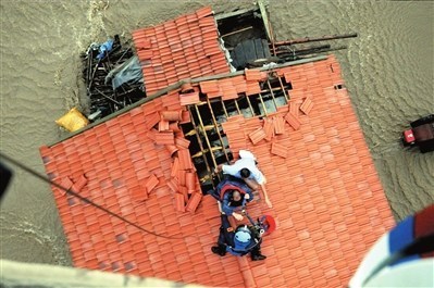 遼寧鴨綠江遇建國來第二大洪水 直升機(jī)接被困者